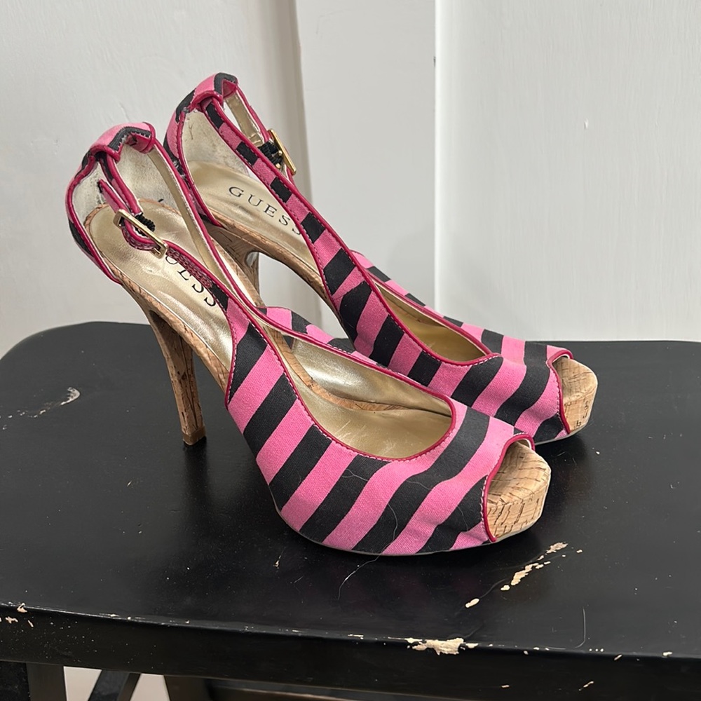 GUESS - CANVAS 4 INCH HEELS PINK/BLACK SZ 7.5